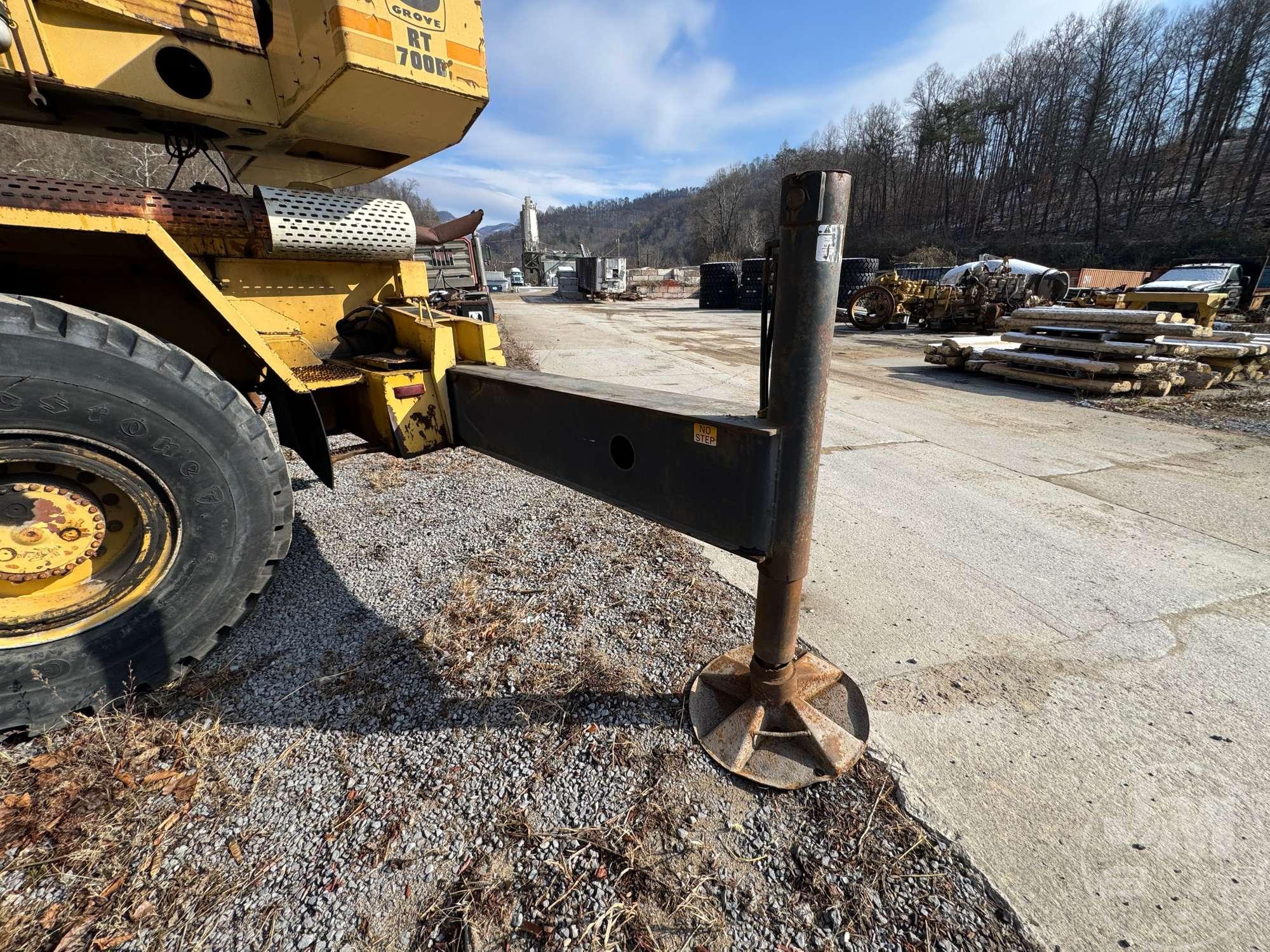 GROVE RT-740B ROUGH TERRAIN CRANE SN: 70145