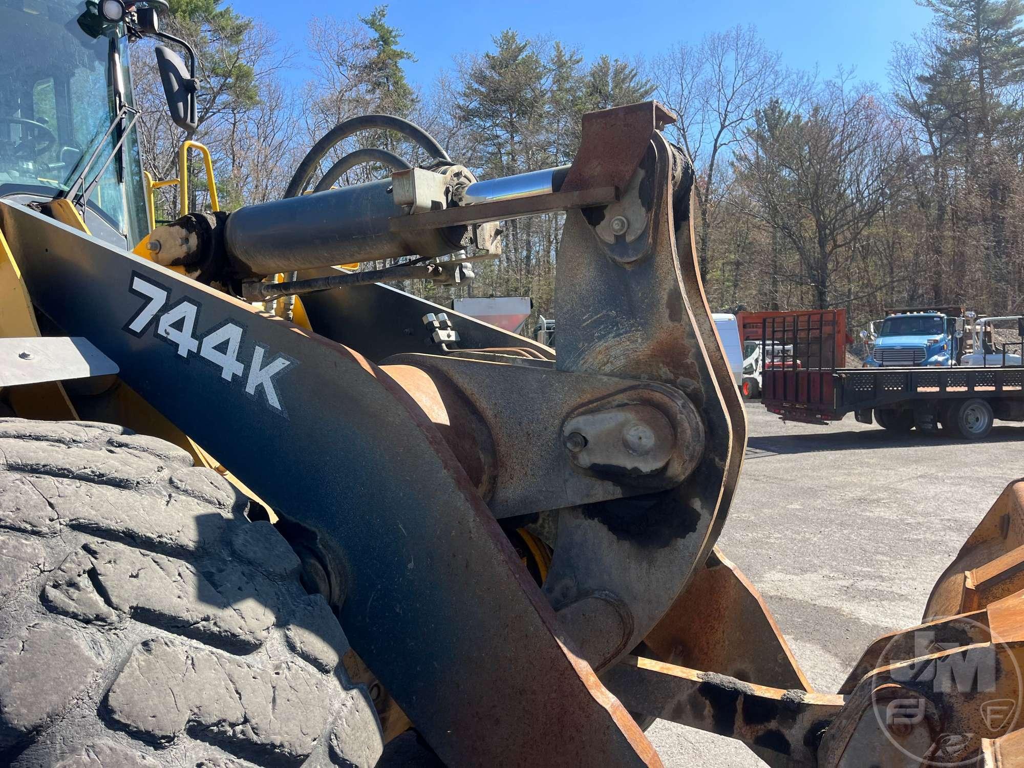 2010 DEERE 744K WHEEL LOADER SN: 628769