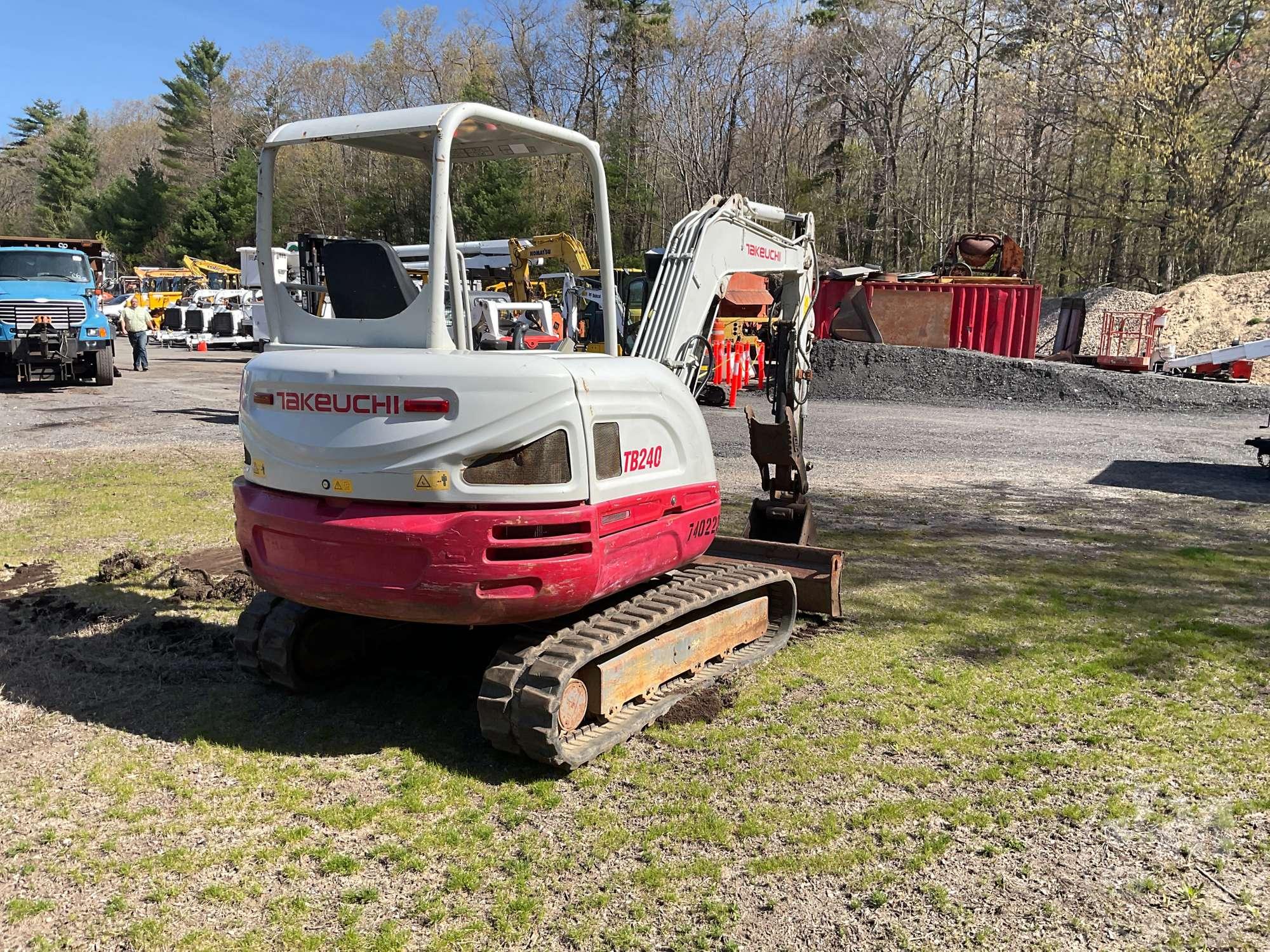 2015 TAKEUCHI TB240 MINI EXCAVATOR SN: 124000552