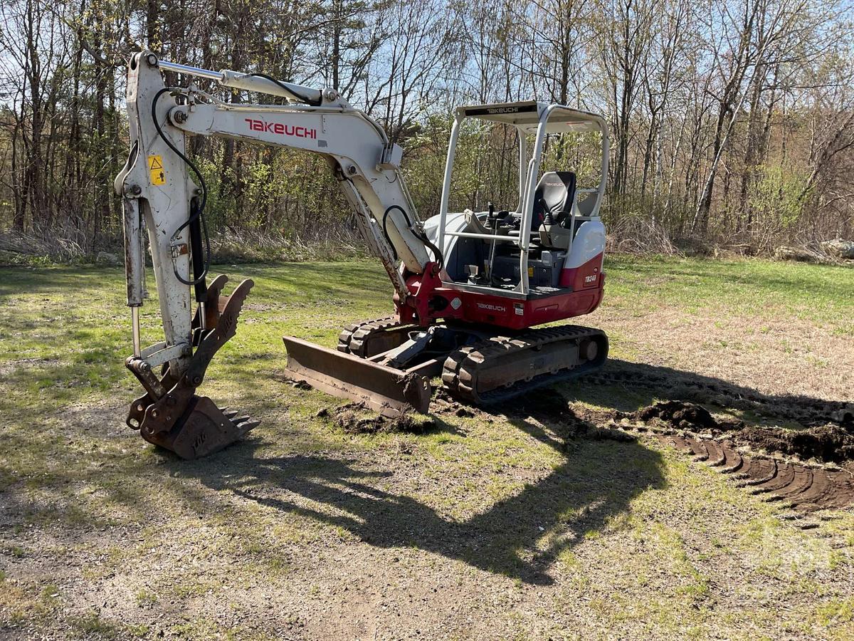 2015 TAKEUCHI TB240 MINI EXCAVATOR SN: 124000552