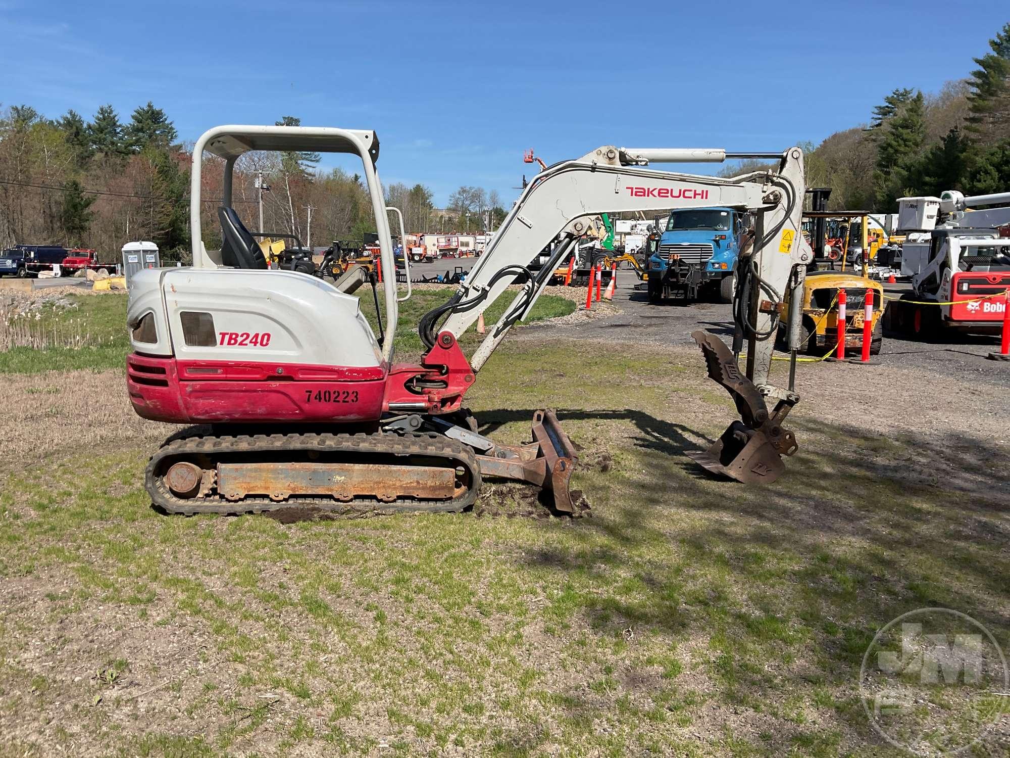 2015 TAKEUCHI TB240 MINI EXCAVATOR SN: 124000552