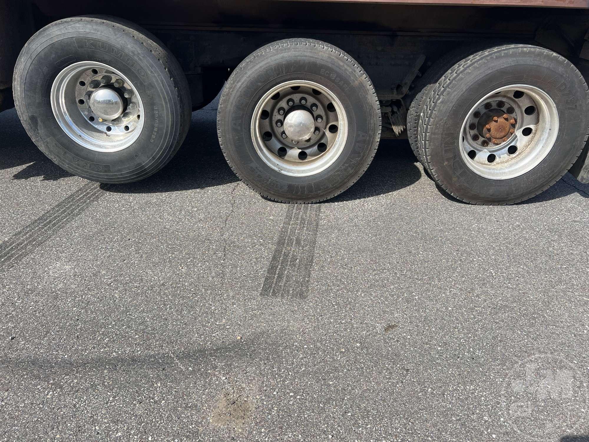 2013 PETERBILT 367 TRI-AXLE DUMP TRUCK VIN: 1NPTLP0X5DD190590
