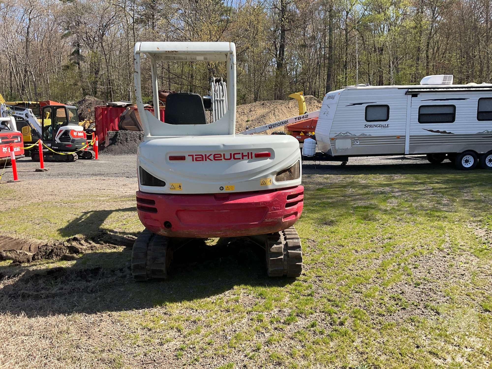 2015 TAKEUCHI TB240 MINI EXCAVATOR SN: 124000552