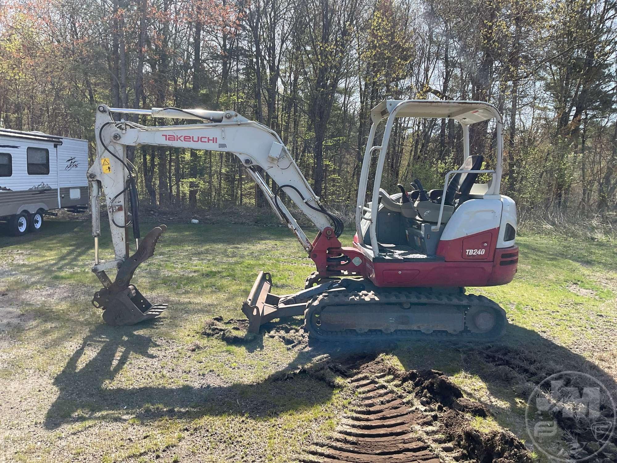 2015 TAKEUCHI TB240 MINI EXCAVATOR SN: 124000552