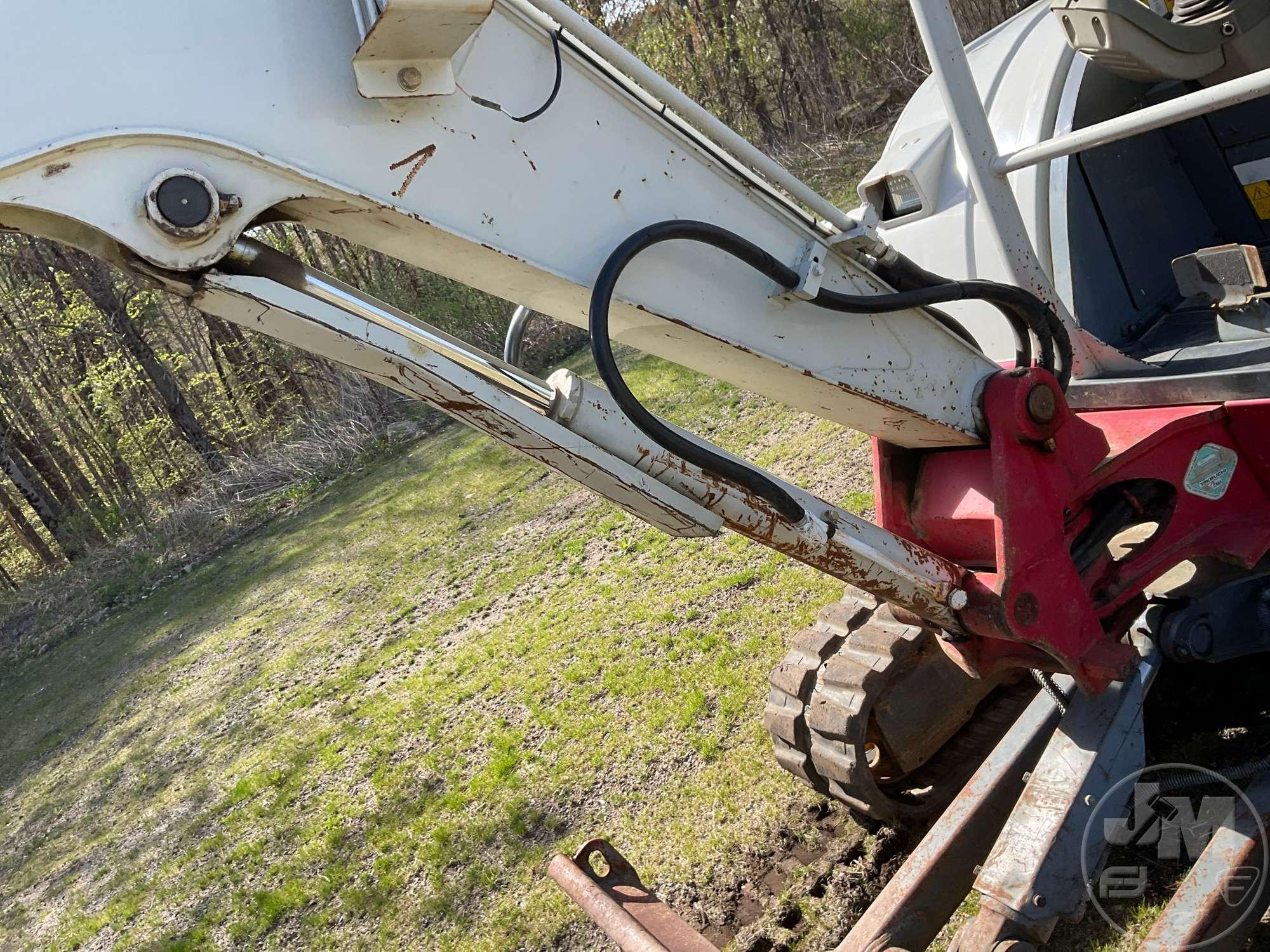 2015 TAKEUCHI TB240 MINI EXCAVATOR SN: 124000552