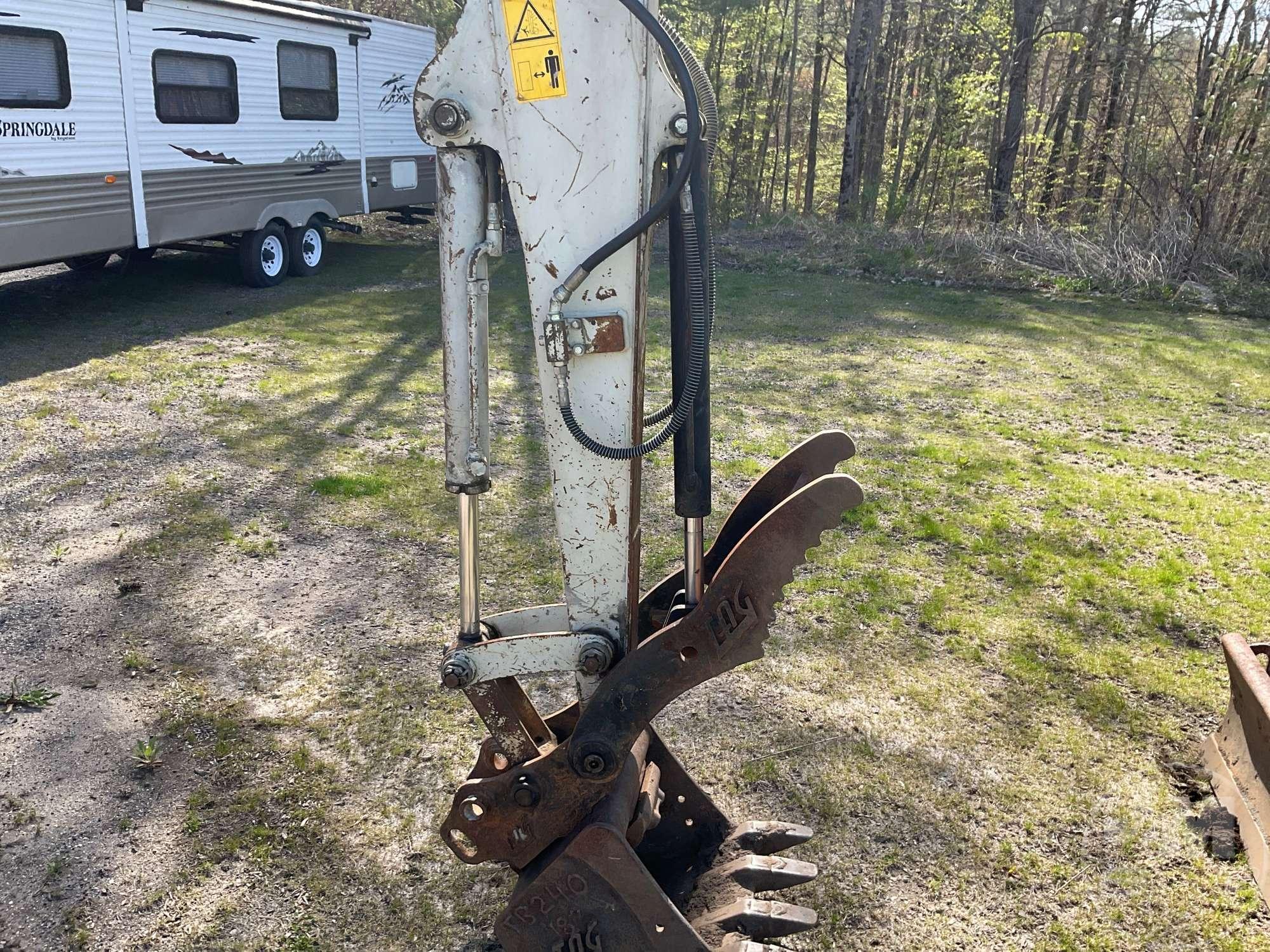 2015 TAKEUCHI TB240 MINI EXCAVATOR SN: 124000552