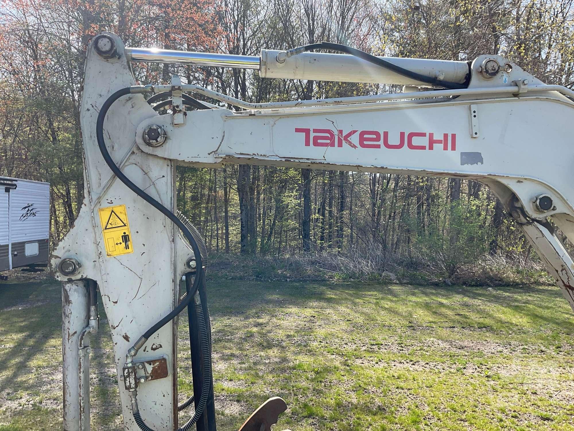 2015 TAKEUCHI TB240 MINI EXCAVATOR SN: 124000552