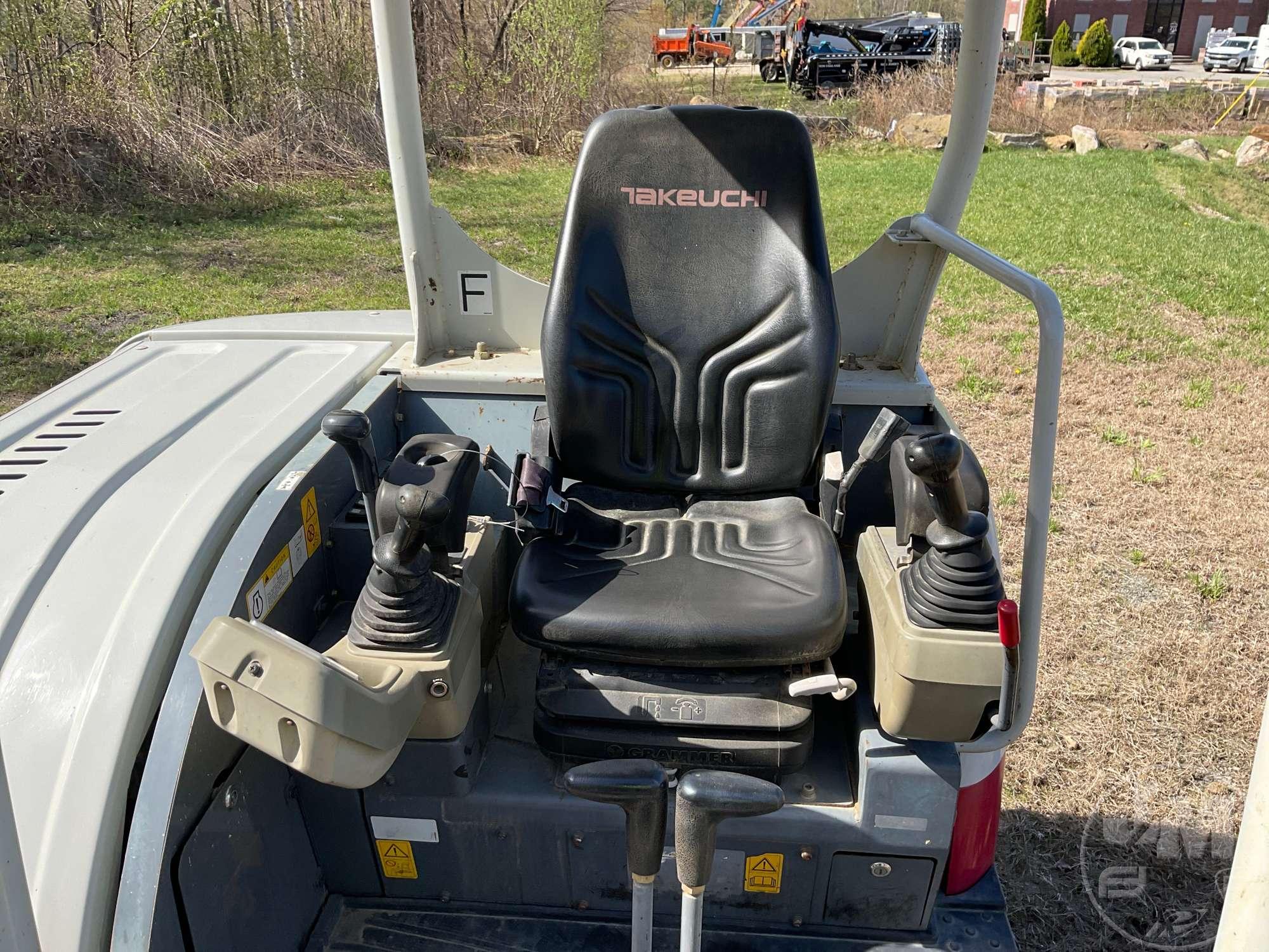 2015 TAKEUCHI TB240 MINI EXCAVATOR SN: 124000552
