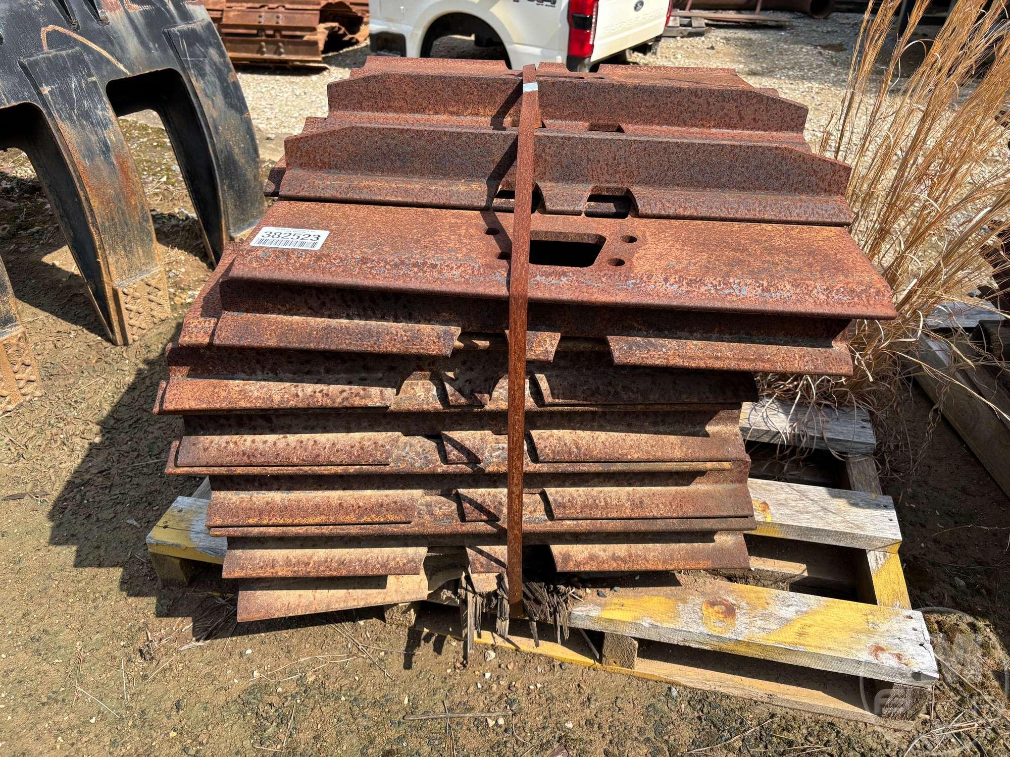 KOMATSU  PC200, 210, 220, 240 27.5 IN. SINGLE GROUSER PADS