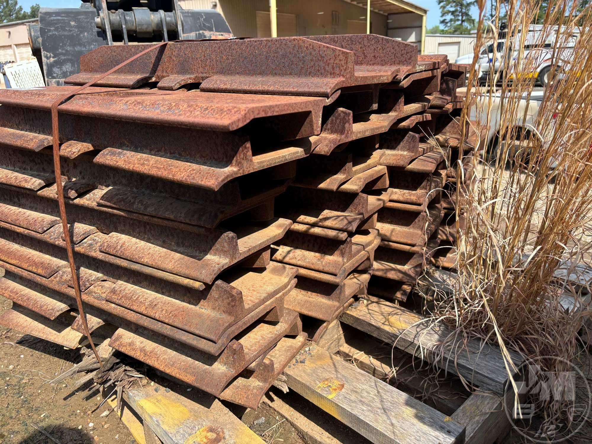 KOMATSU  PC200, 210, 220, 240 27.5 IN. SINGLE GROUSER PADS