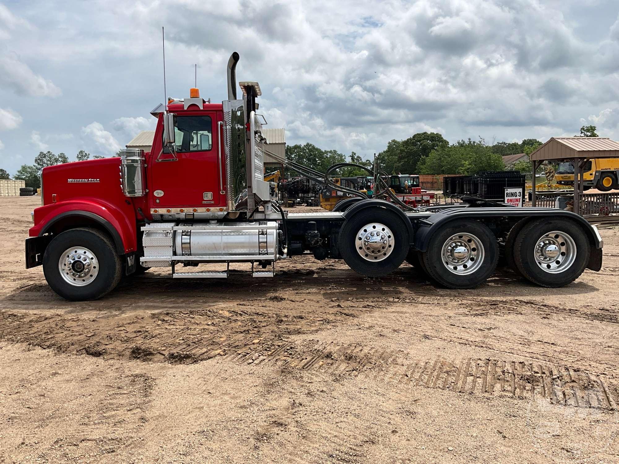 2018 WESTERN STAR 4900SF TRI AXLE DAY CAB TRUCK TRACTOR VIN: 5KJNAED10JPJR3801