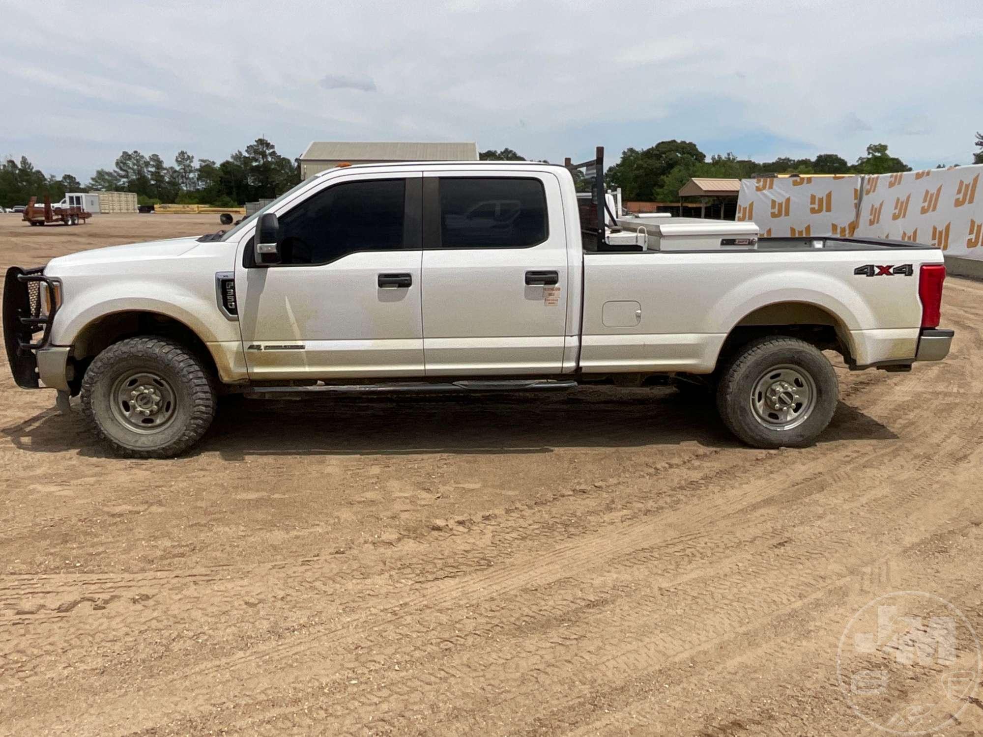 2017 FORD F-350 XL CREW CAB 4X4 PICKUP VIN: 1FT8W3BT5HEE58612