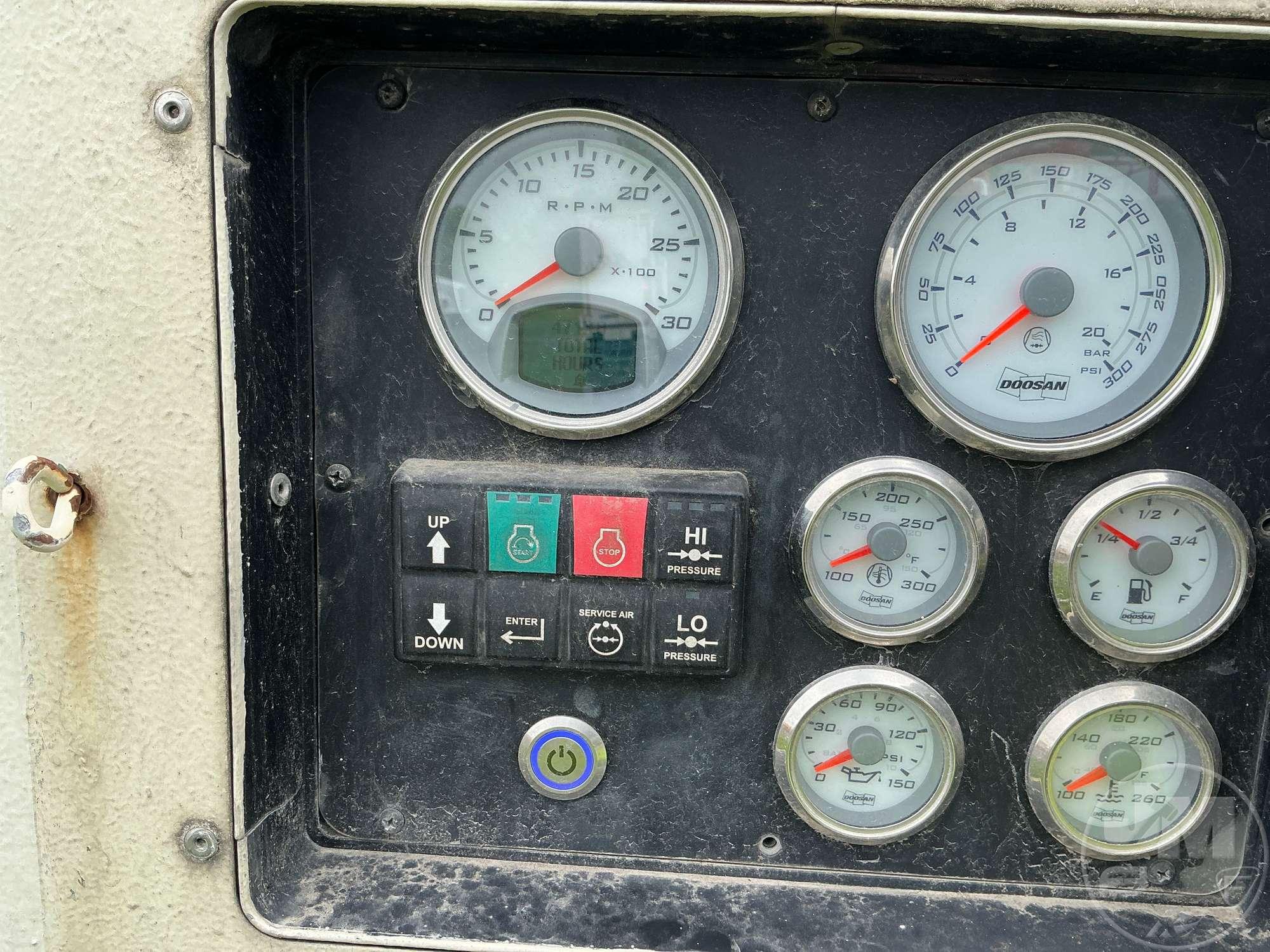 2015 DOOSAN 425 375 CFM PORTABLE AIR COMPRESSOR SN: 471901UGZF15