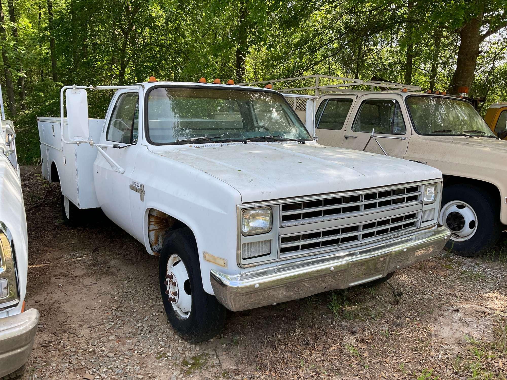 1985 CHEVROLET C/K PICKUP S/A UTILITY TRUCK VIN: 1GBJC34M3FS162121