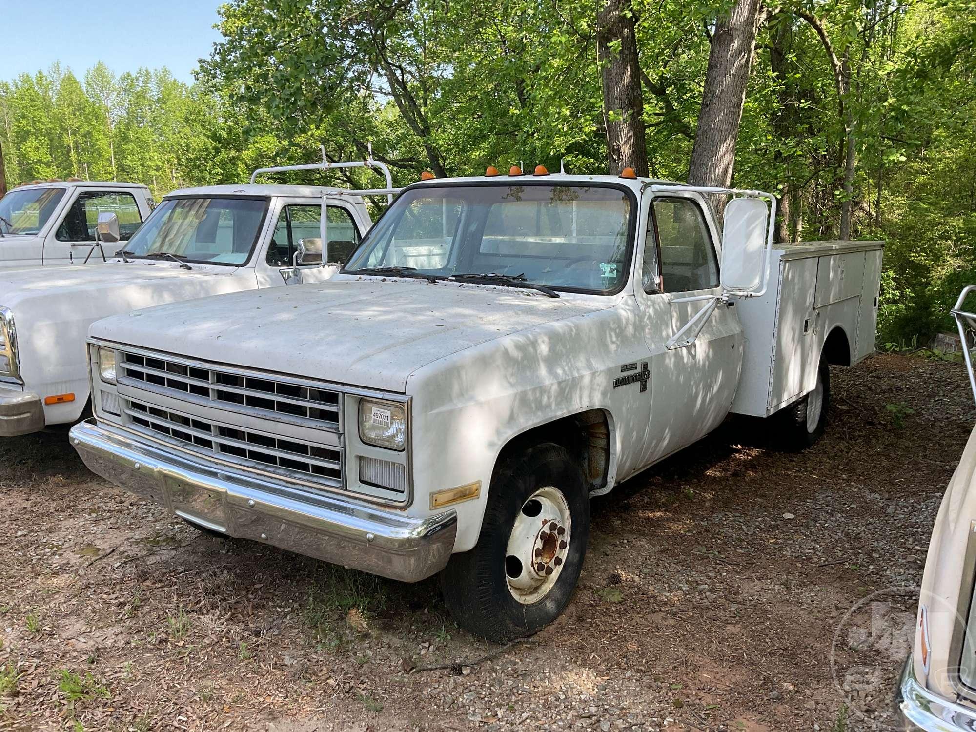 1985 CHEVROLET C/K PICKUP S/A UTILITY TRUCK VIN: 1GBJC34M3FS162121