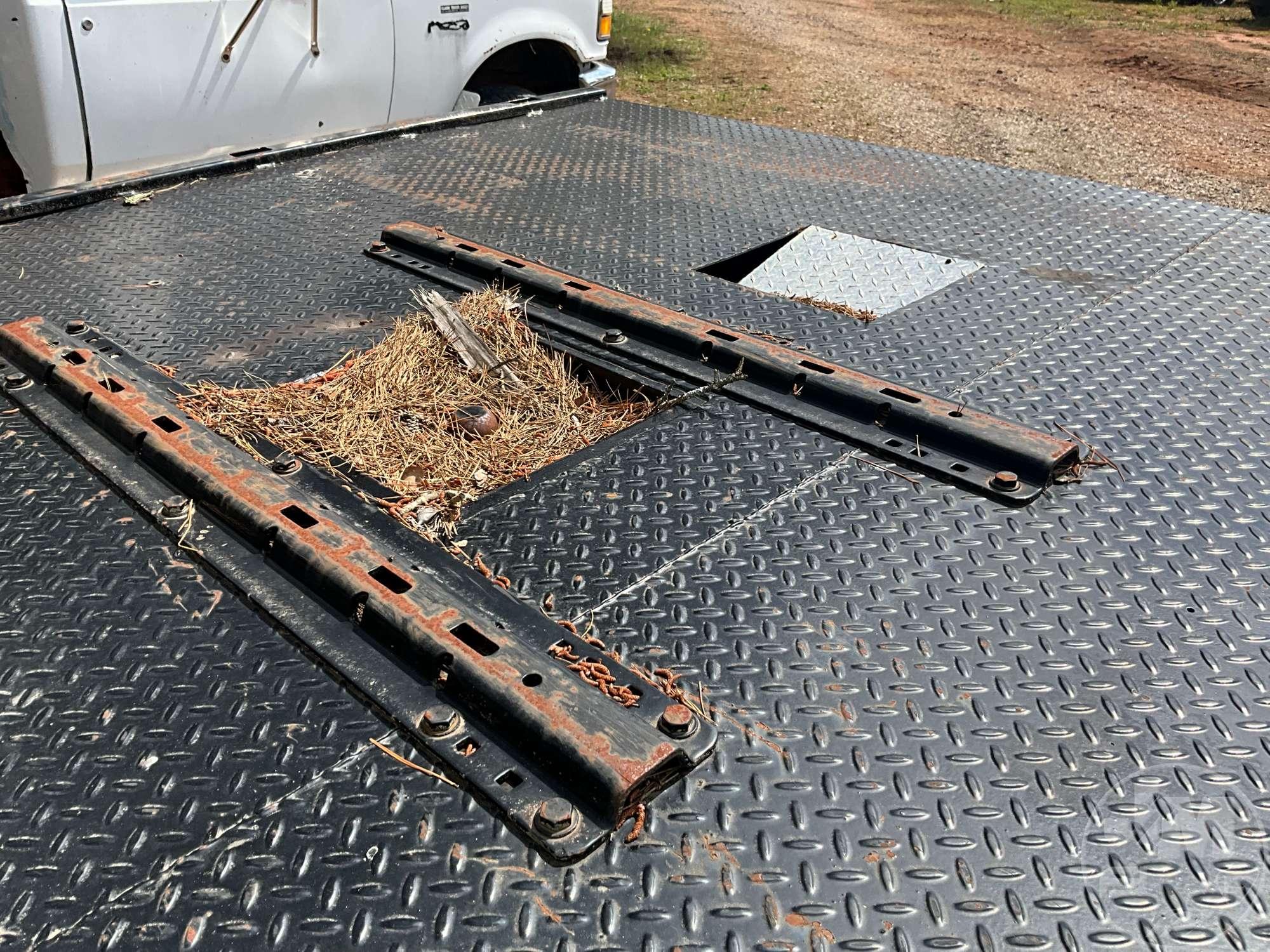 2001 FORD E-450 SINGLE AXLE FLATBED TRUCK VIN: 1FDXE45F91HB24142