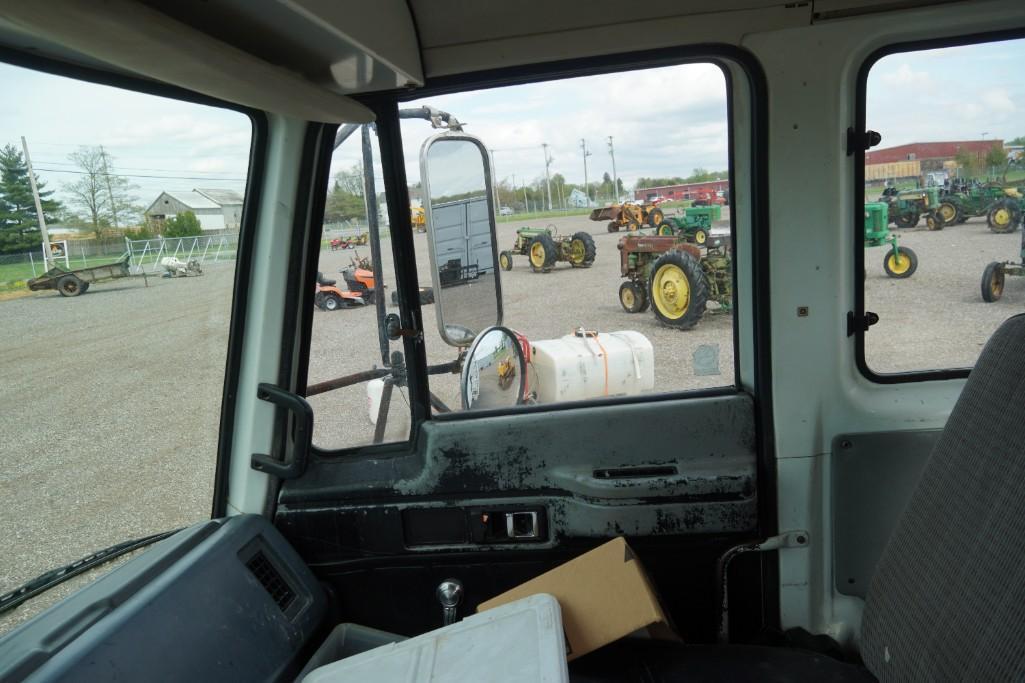 1990 GMC W6000 Line Painting Truck