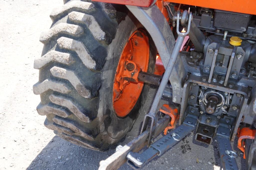 Kubota B2400HSD Tractor