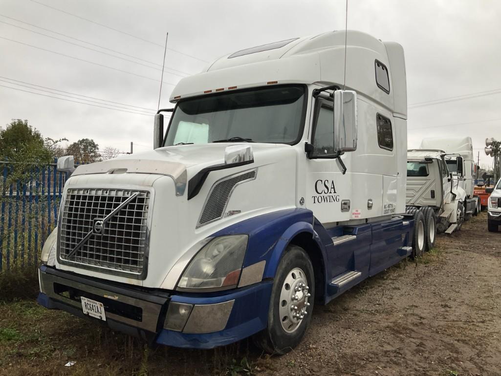 2007 Volvo VNL Truck with Sleeper Cab