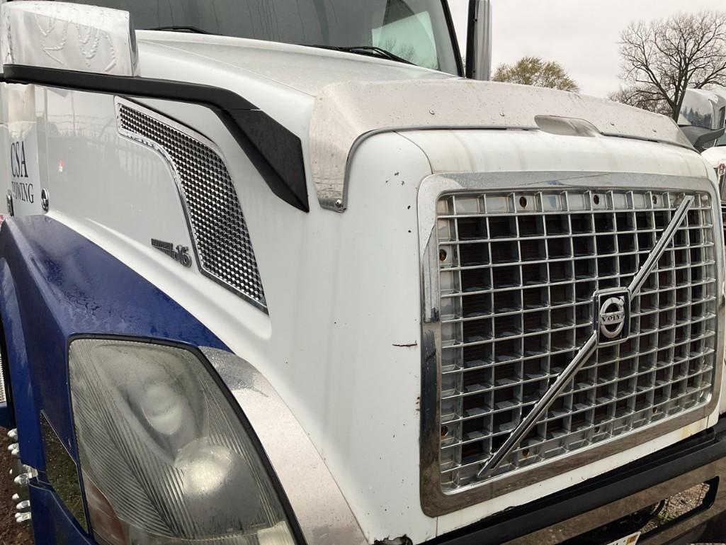 2007 Volvo VNL Truck with Sleeper Cab