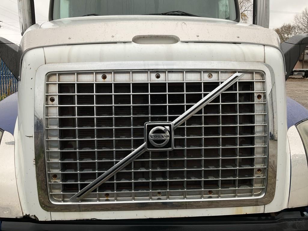 2007 Volvo VNL Truck with Sleeper Cab