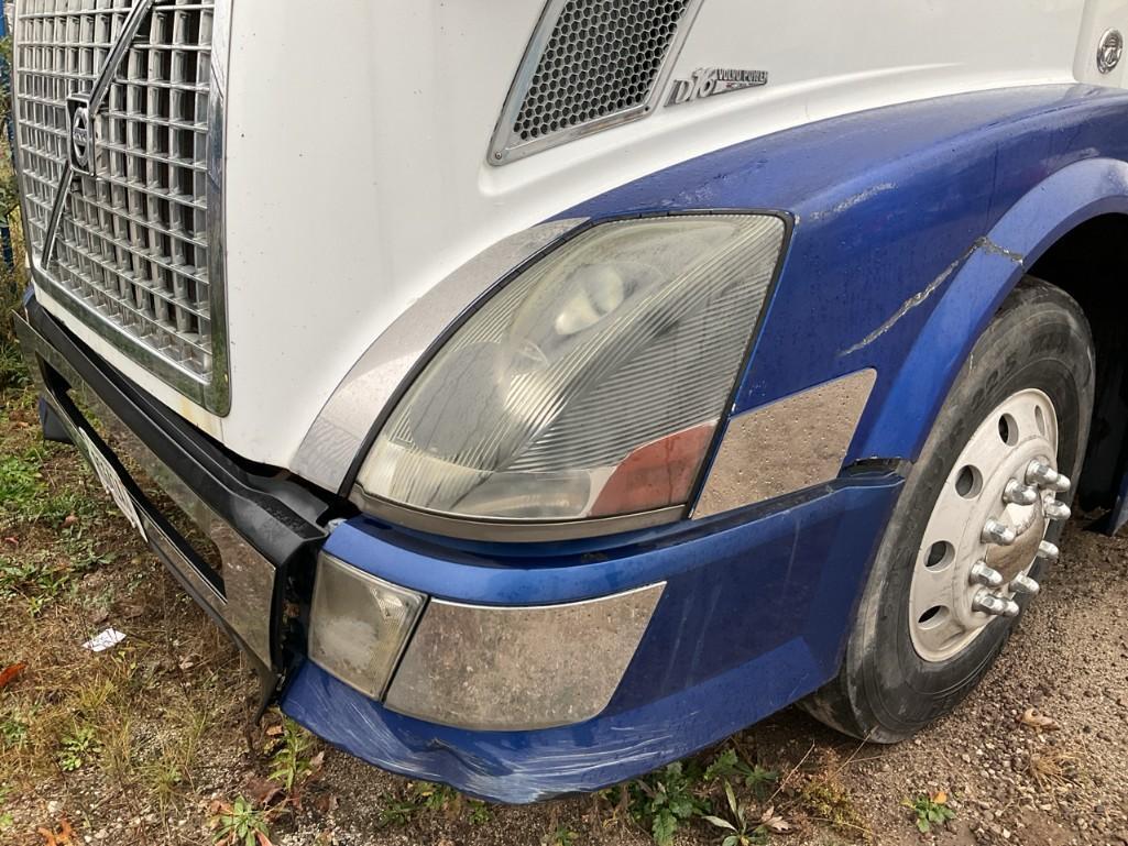 2007 Volvo VNL Truck with Sleeper Cab