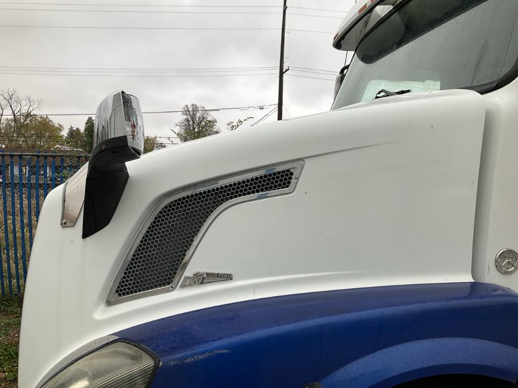 2007 Volvo VNL Truck with Sleeper Cab