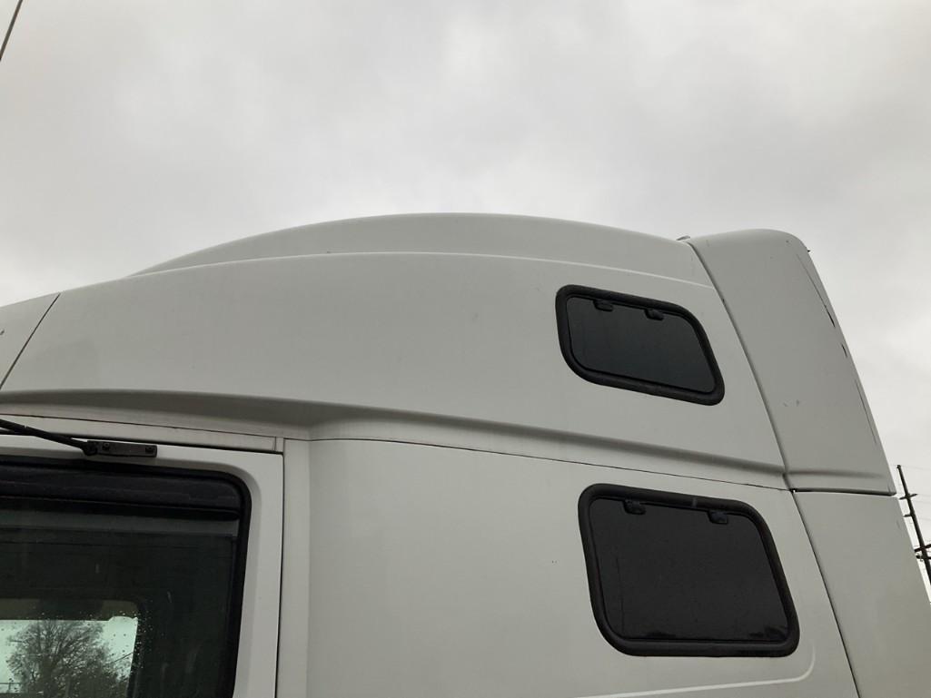 2007 Volvo VNL Truck with Sleeper Cab