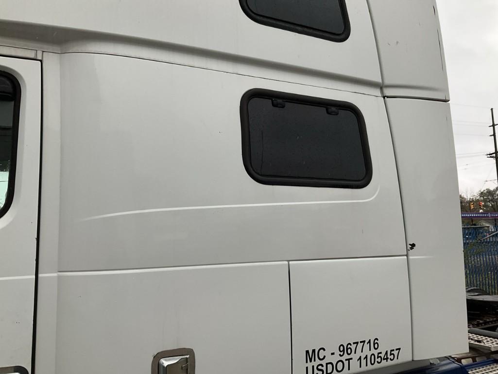 2007 Volvo VNL Truck with Sleeper Cab