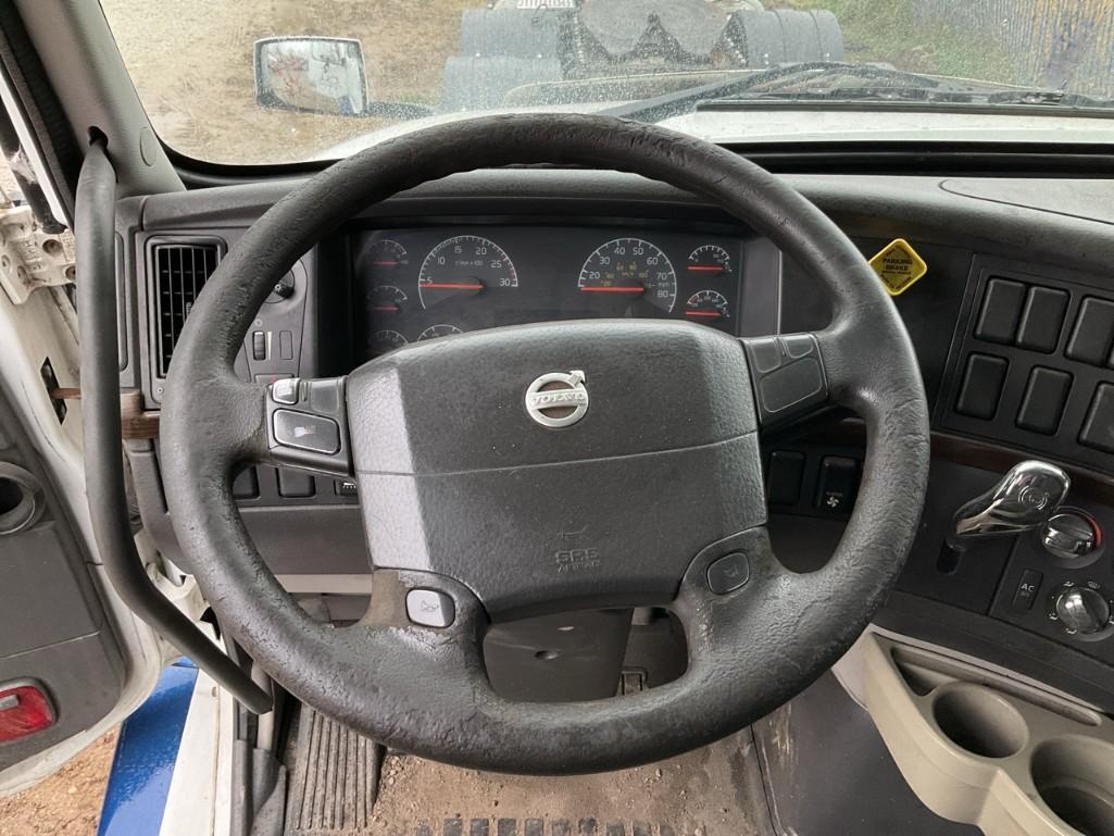 2007 Volvo VNL Truck with Sleeper Cab