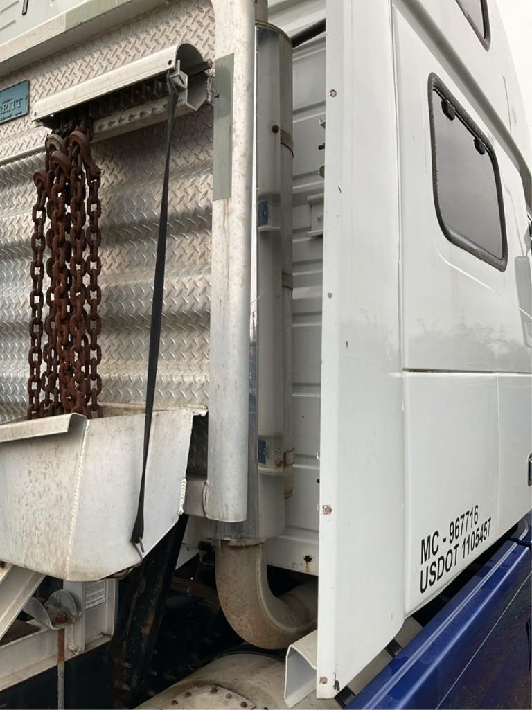 2007 Volvo VNL Truck with Sleeper Cab