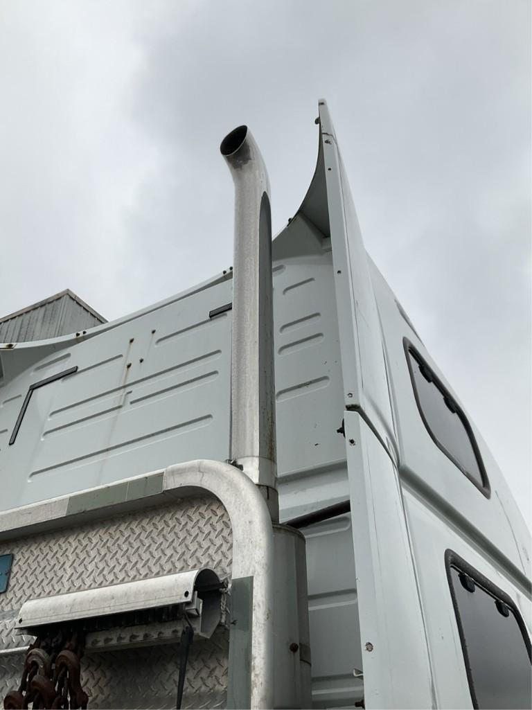 2007 Volvo VNL Truck with Sleeper Cab