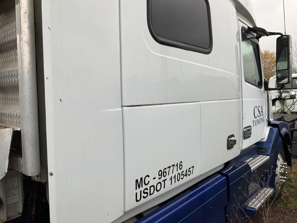 2007 Volvo VNL Truck with Sleeper Cab