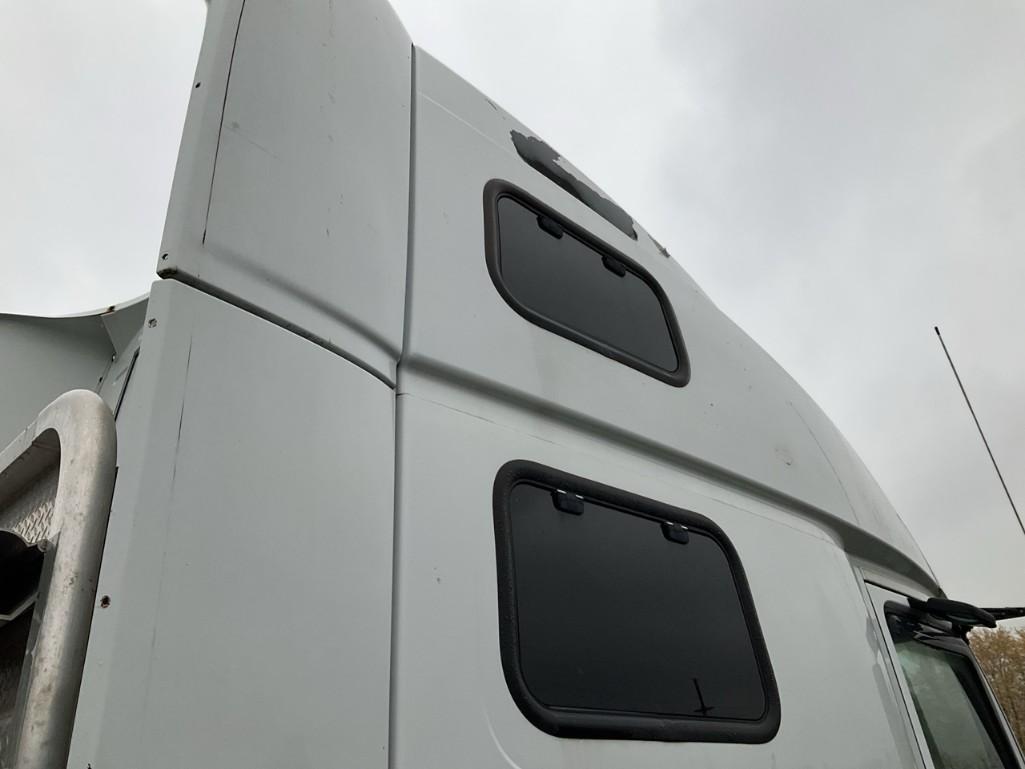 2007 Volvo VNL Truck with Sleeper Cab
