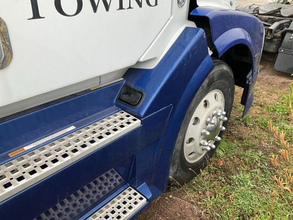 2007 Volvo VNL Truck with Sleeper Cab