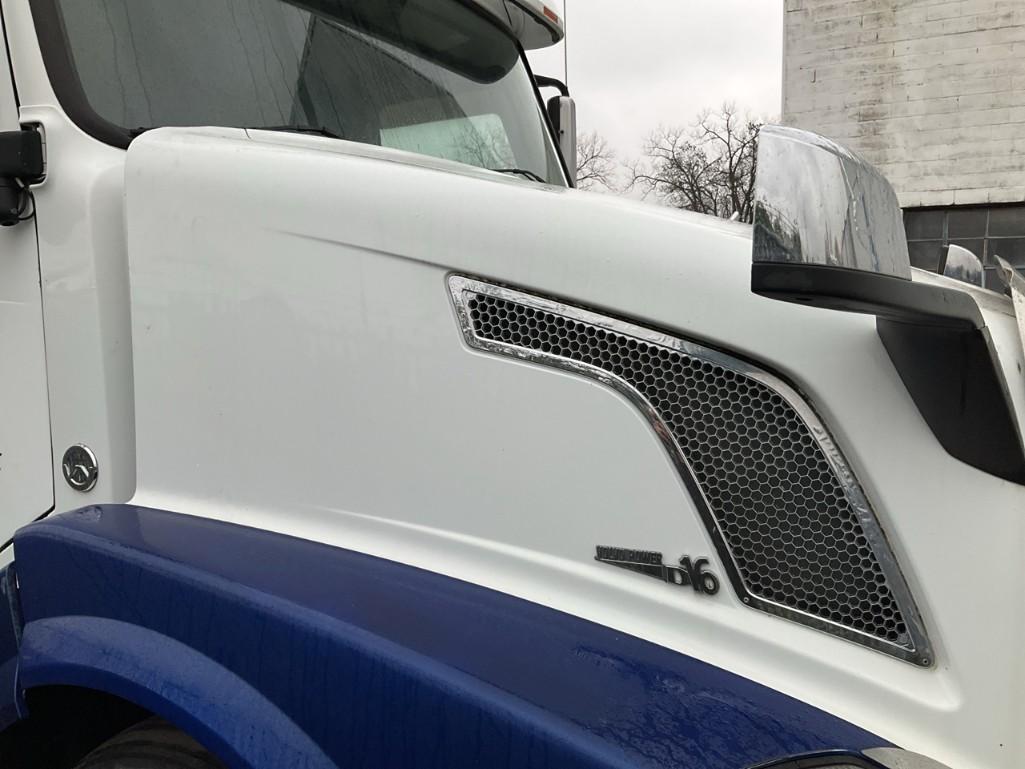2007 Volvo VNL Truck with Sleeper Cab