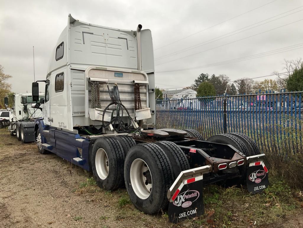 2007 Volvo VNL Truck with Sleeper Cab