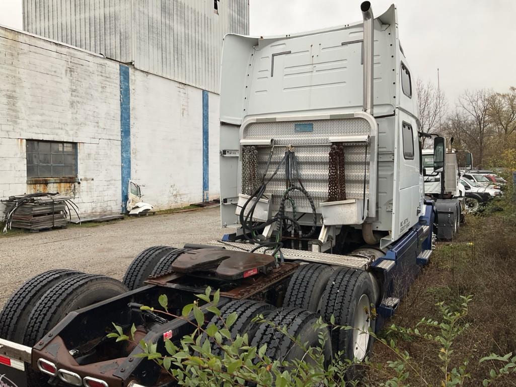 2007 Volvo VNL Truck with Sleeper Cab