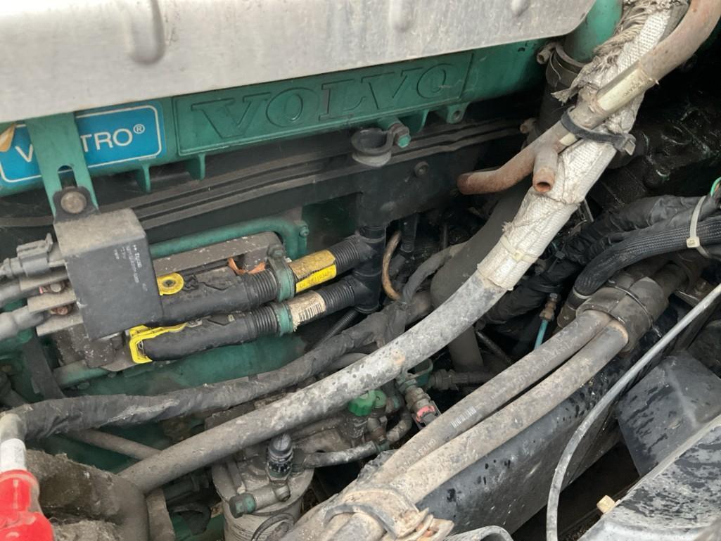 2007 Volvo VNL Truck with Sleeper Cab