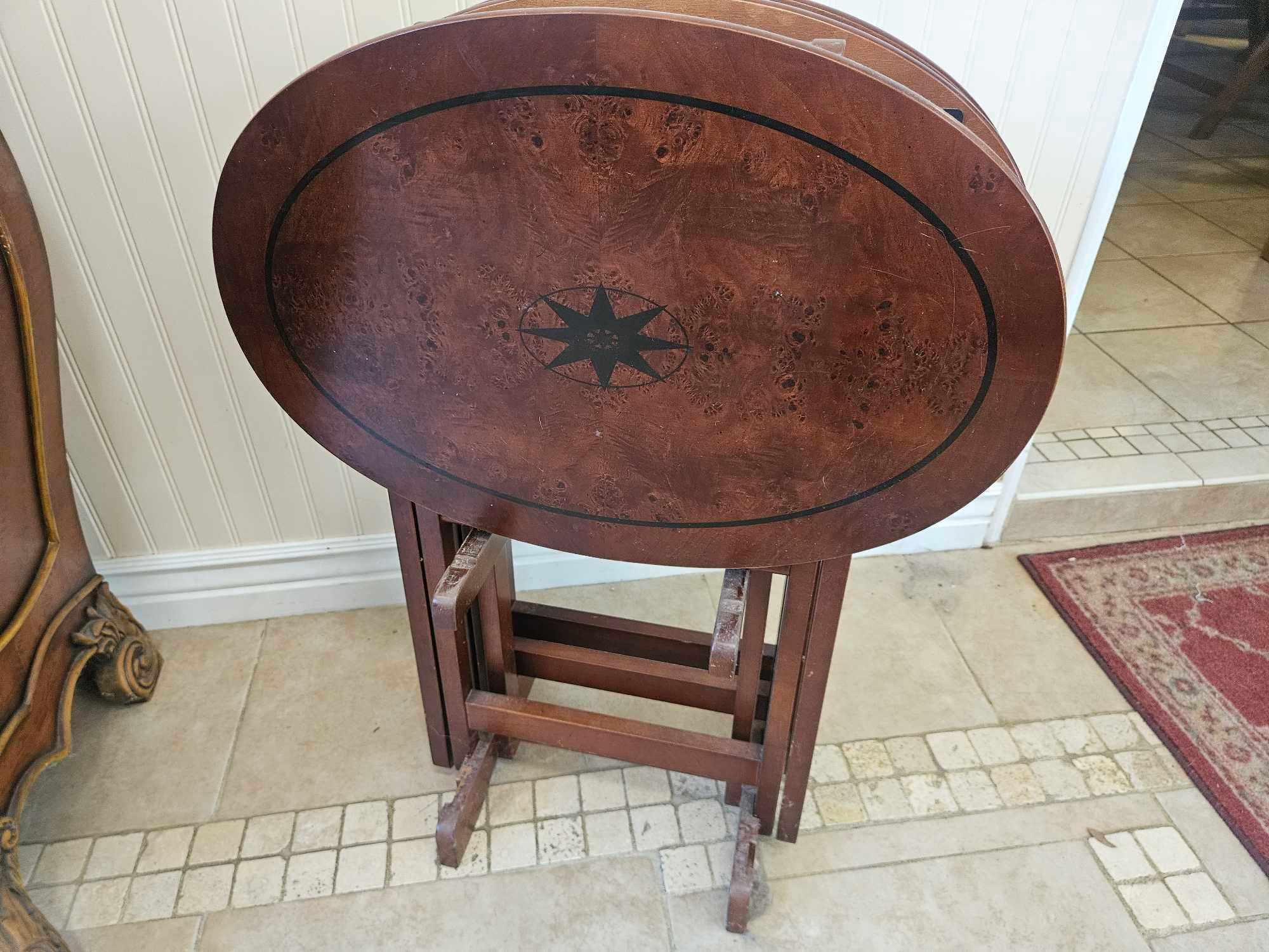 BOMBAY CO. SET OF 4 OVAL TV TRAY TABLES WITH STAND