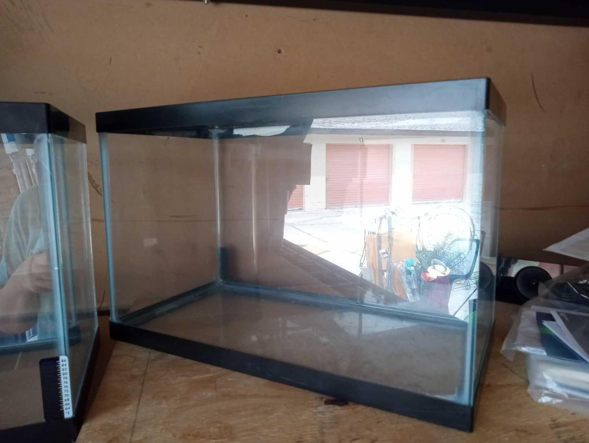 16" X 10.5" X 8.5' SMALL GLASS AQUARIUM