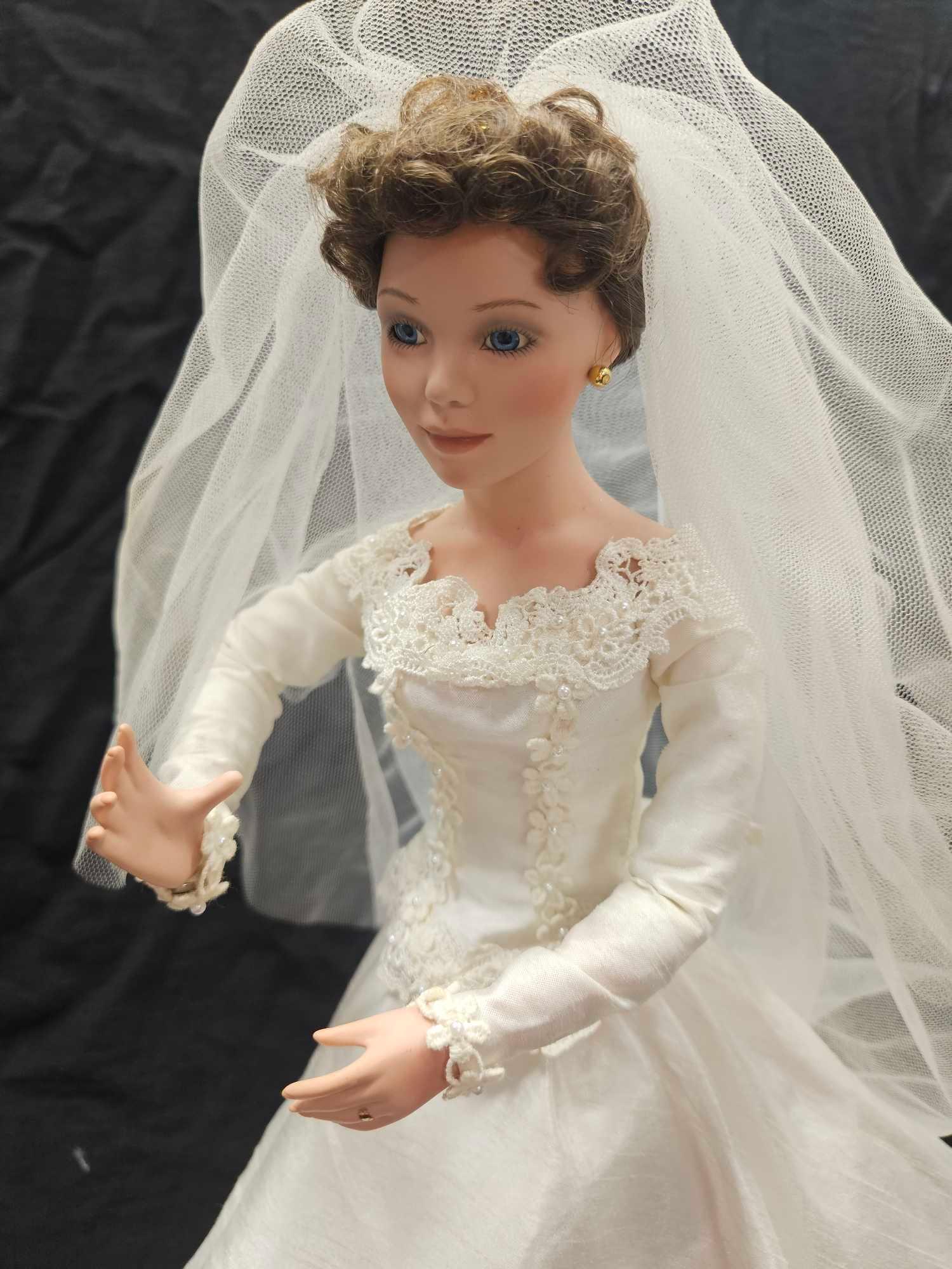 VINTAGE ASHTON DRAKE PORCELAIN BRIDE DOLL COLLECTABLE