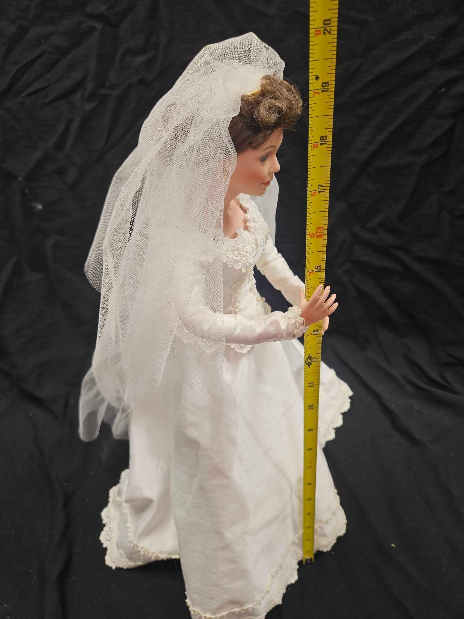 VINTAGE ASHTON DRAKE PORCELAIN BRIDE DOLL COLLECTABLE