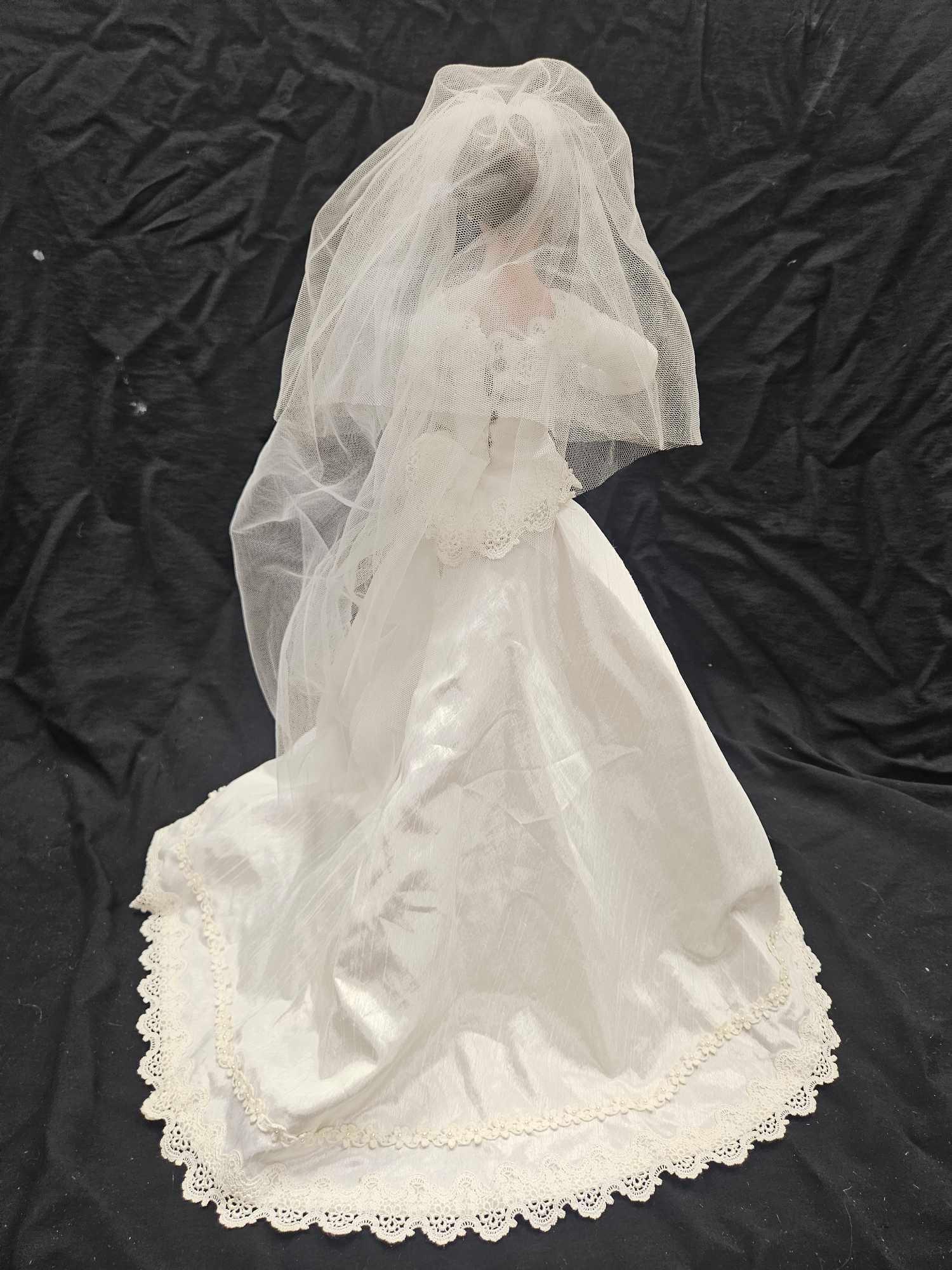 VINTAGE ASHTON DRAKE PORCELAIN BRIDE DOLL COLLECTABLE