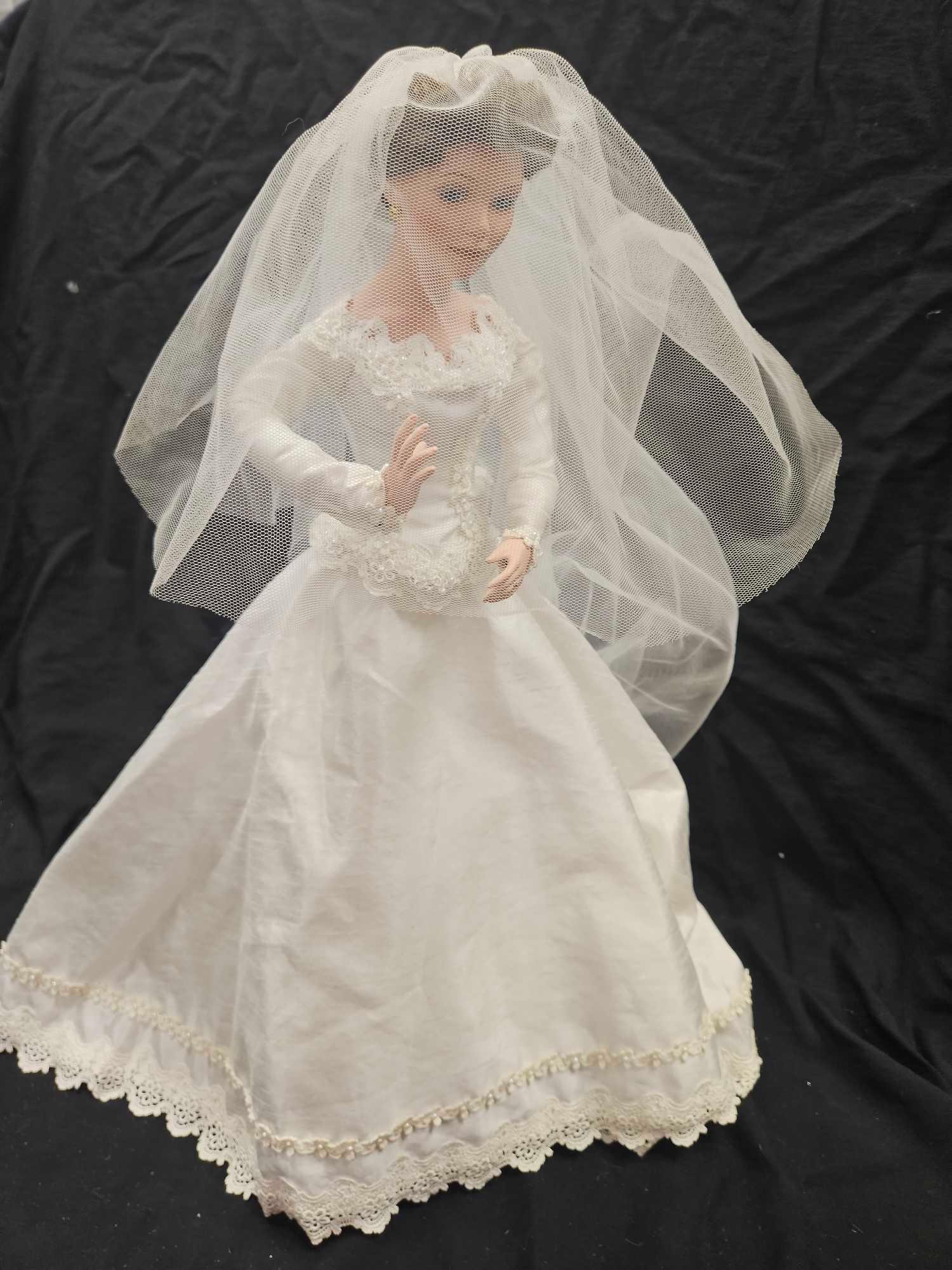 VINTAGE ASHTON DRAKE PORCELAIN BRIDE DOLL COLLECTABLE