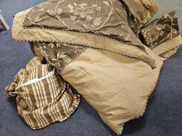KING COMFORTER SET WITH DUST RUFFLE AND 2 PILLOW SHAMS