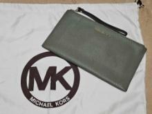 MICHAEL KORS WRISTLET CLUTCH BAG