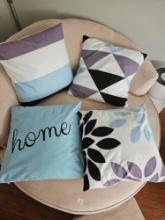 4 Decorative throw pillows