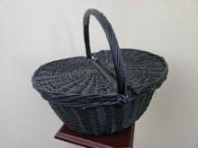 OVAL VINTAGE PICNIC BASKET