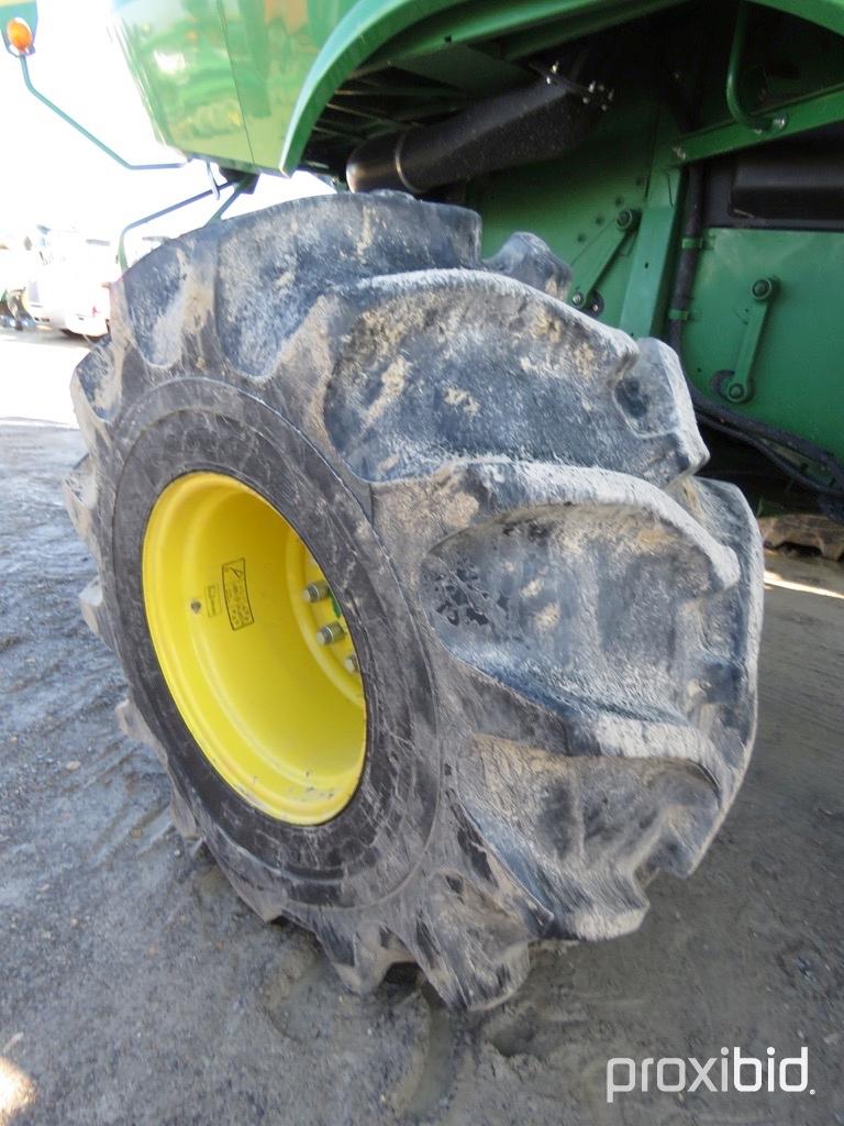 S690 JD combine, 520/85R42 R2 duals, 710/65R26 rear, 4 wh., prem. cab, 260 screen, Pro Drive, Contou